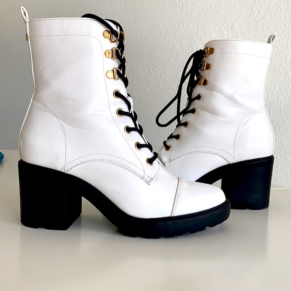 Shoe Dazzle Combat Lace Up Booties, White color, size 6,5
